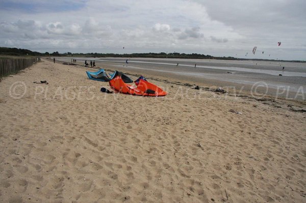 Kitesurf sur la plage de Pont Mahé