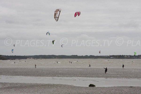 Kitesurf in Pont Mahé bay in Assérac