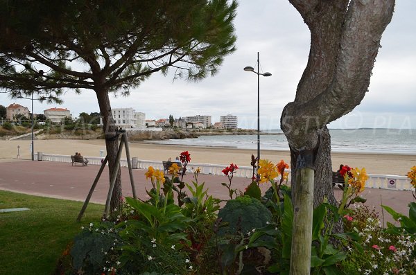 Belle esplanade de Pontaillac avec vue sur la plage