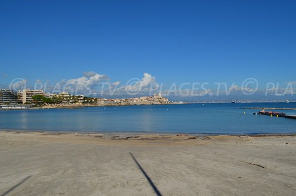 Plage du Ponteil avec vue sur le Vieil Antibes