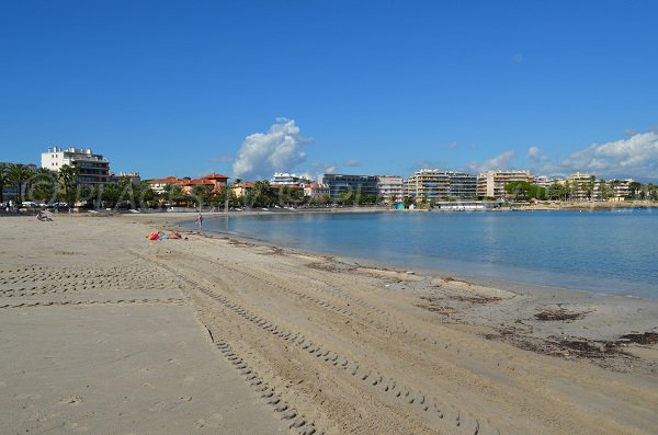 Weißer Sandstrand in Antibes