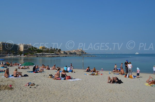 Vista la vecchia Antibes dalla spiaggia di Ponteil