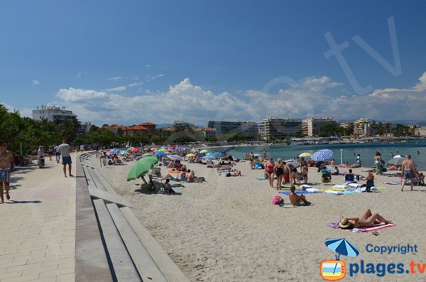 Plage du Ponteil avec vue sur Antibes