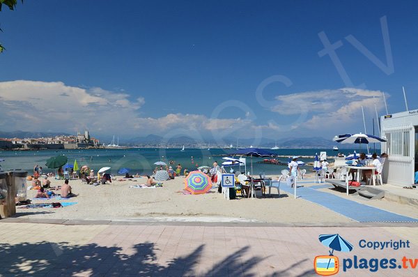 Zone pour les personnes à mobilité réduite sur la plage du Ponteil