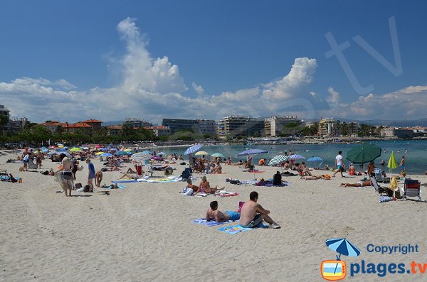 Plage à l'écart de la route à Antibes