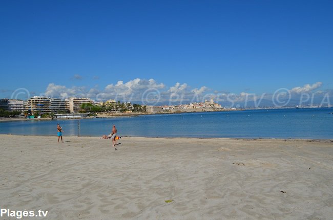 Plage du Ponteil à Antibes avec vue sur le vieil Antibes