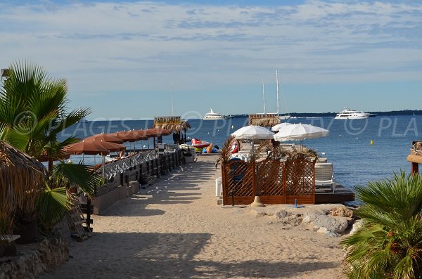 Wassersport auf dem Strand des Ponton Courbet in Juan les Pins