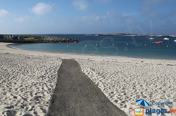 Accès pour les personnes à mobilité réduite sur la plage de l'Ile Grande