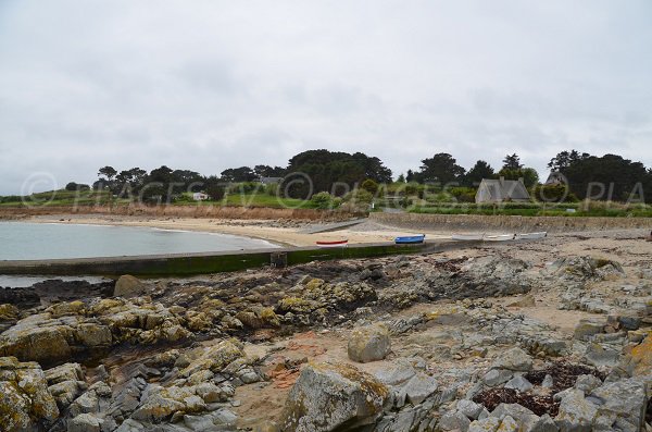 Plage de Pors Hir avec ses barques et ses rochers