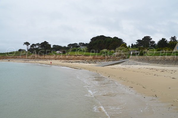 Plage de sable sur la presqu'ile de Plougrescant