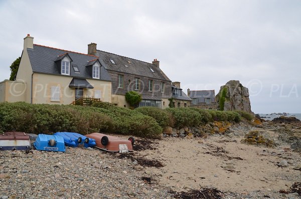 Maisons sur la plage de Pors Hir à Plougrescant