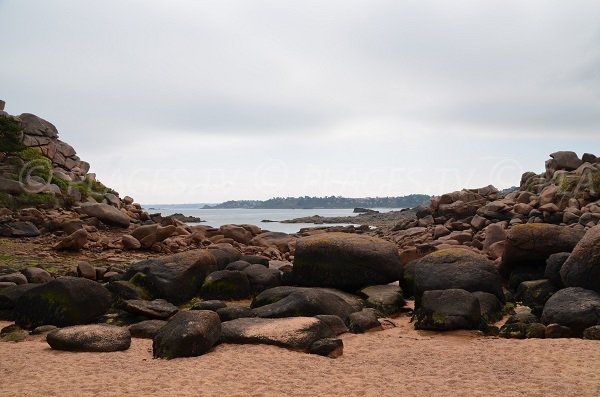 Rocce sulla spiaggia Pors Rolland di Perros Guirec