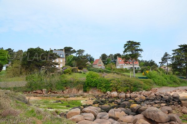 Häuser rund um den Strand von Pors Rolland in Ploumanac'h