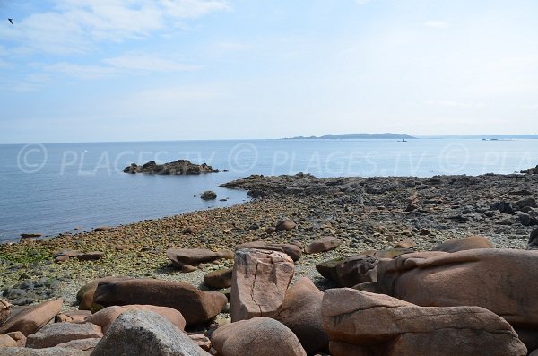 Plage de galets sur le sentier des douaniers à Ploumanac'h