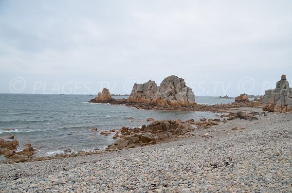 Roches à côté du port de Pors Scaff