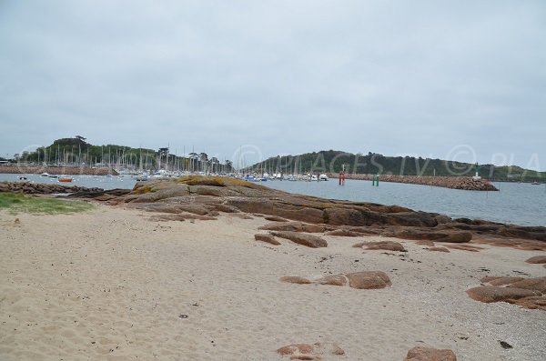 Port de plaisance de Trébeurden vue depuis la plage de Pors Termen