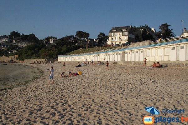 Plage de Porz Termen en été à Trébeurden