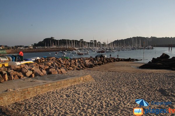 Port de Trébeurden vue depuis la plage de Porz Termen