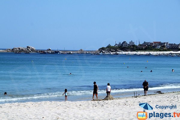 Plage de Porsmeur  avec vue sur le port de Porz Guen - Plouescat