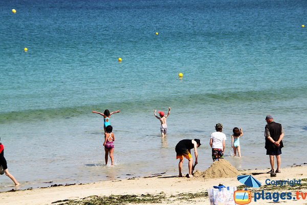 Baignade pour les plus jeunes sur la plage de Porsmeur à Plouescat