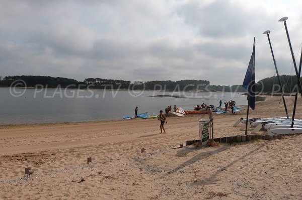 Plage du lac de Soustons avec vue sur l'îlot