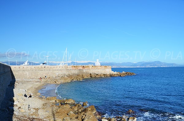 Plage à côté du port Vauban d'Antibes