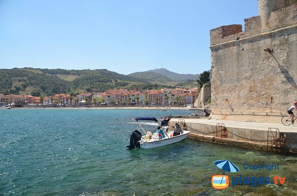 Strand von Port d'Avall mit dem Schloss von Collioure