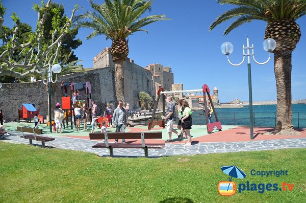 Aire de jeux pour les enfants sur la plage de Collioure