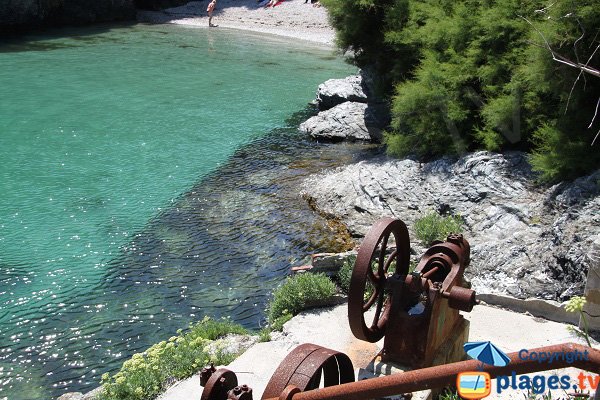 hoist next to Port-Belloc beach in Sauzon