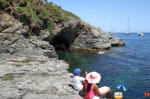 Grotte à proximité de la crique de Port-Belloc à Sauzon