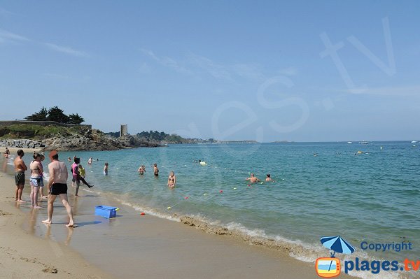 Tour Blanche vue depuis la plage de Port Blanc à Dinard