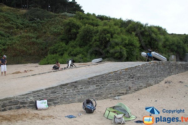 Cale de mise à l'eau sur la plage de Port Blanc - Locmaria