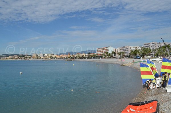 Centre nautique sur la plage du port du Cros à Cagnes sur Mer