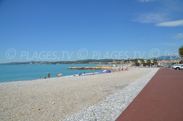 Vue sur la plage du port du Cros et sur les marinas