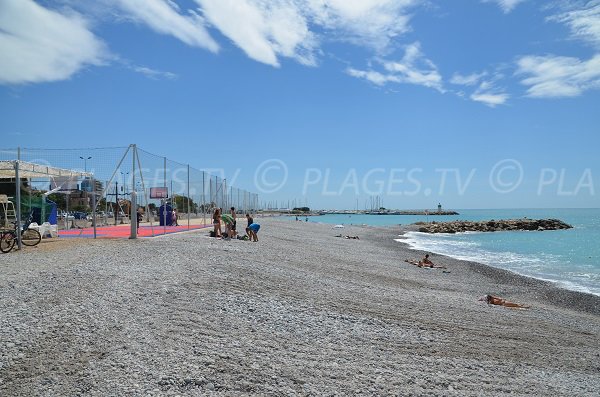 Plage du port du Cros à Cagnes sur Mer en direction du port de St Laurent