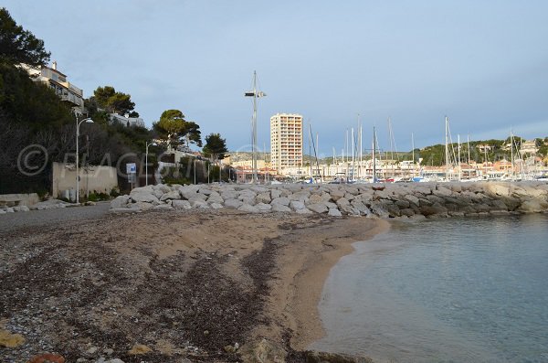 Plage de sable au port de Carry le Rouet