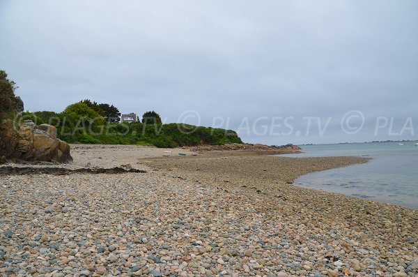 Plage de galets à proximité du port du Castel - Bretagne