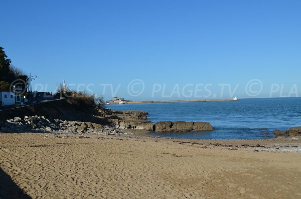 Ciottoli e rocce sulla spiaggia del Porto di Ciboure