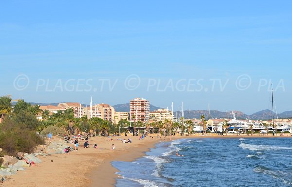 Plage de Port-Fréjus à Fréjus avec vue sur Port-Fréjus