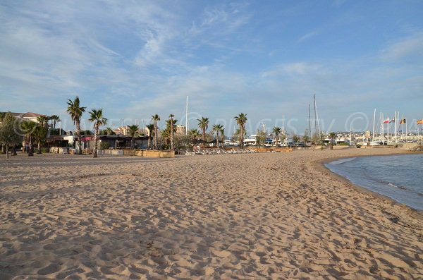 Privatstrand neben Port Fréjus