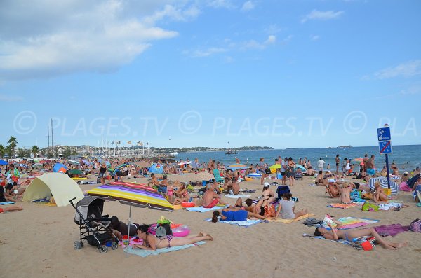 Strand neben dem Hafen von Fréjus im August