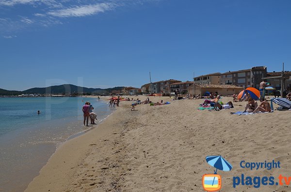 Blick auf den Hafen vom Hauptstrand von Port Grimaud