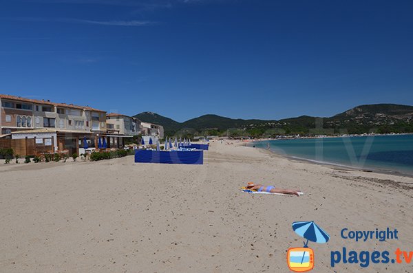 Grande plage de sable de Port Grimaud