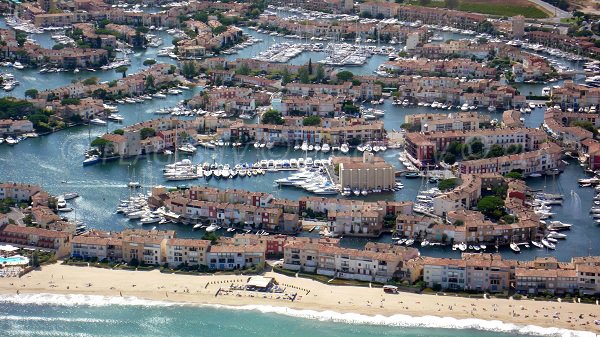 Vue aérienne de la plage de Port Grimaud