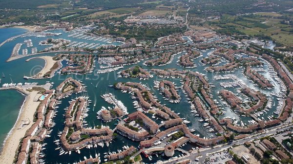 Plages de Port Grimaud en vue aérienne