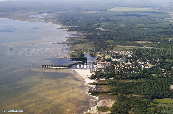 Vue aérienne de la plage du Port d'Hourtin au bord du lac