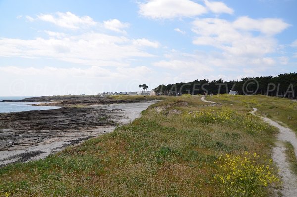 Sentiero lungo la spiaggia della punta Conguel