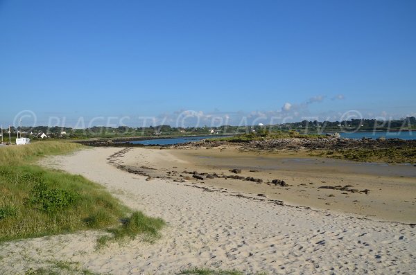 Plage à côté du camping du port de Landrellec