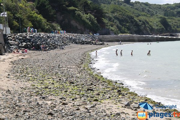 Galets et sable sur la plage de Port Lazo