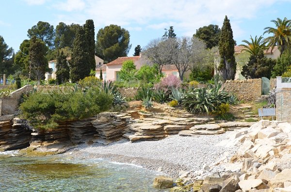 Spiaggia di ciottoli vicino al vecchio porto di St Cyr sur Mer